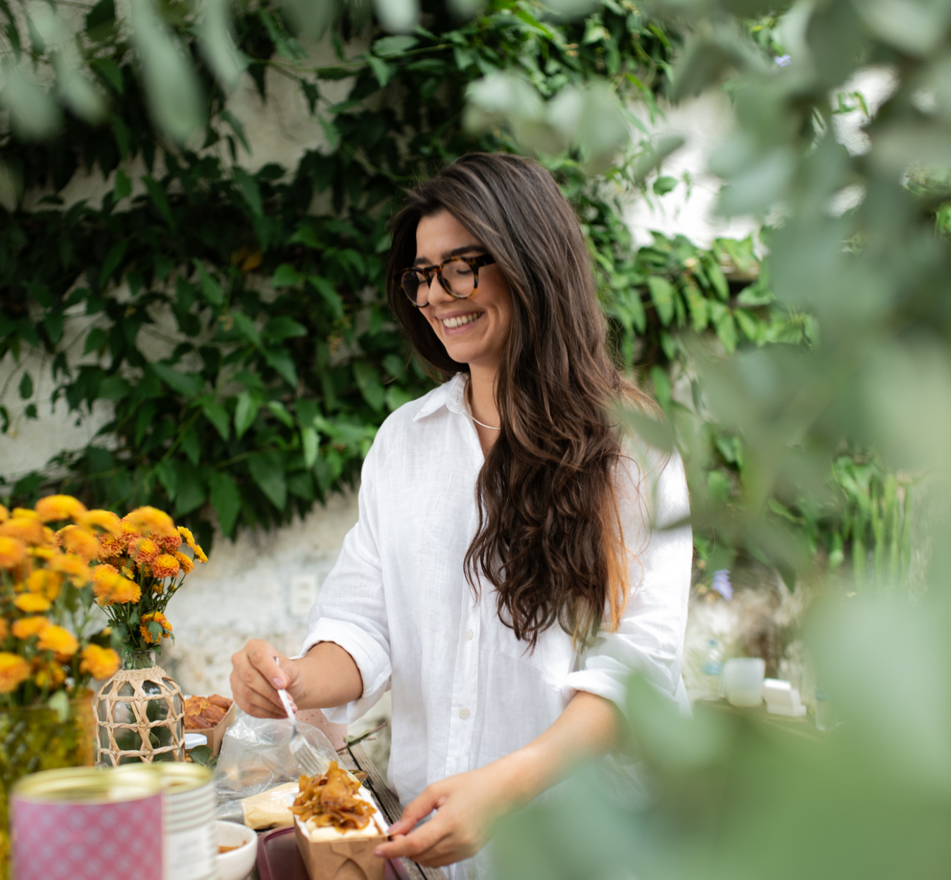 Malu, da afeto, montando um café da manhã no quintal